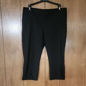 Valia Women's Black Capris